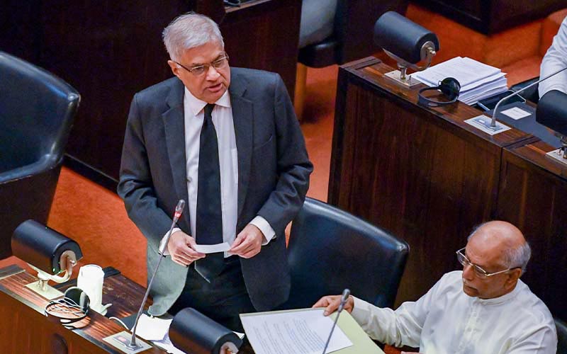 “අද අපි යන්නෙ අතුරේ යන ගමනක්” – පාර්ලිමේන්තුව අමතමින් ජනපති කියයි.