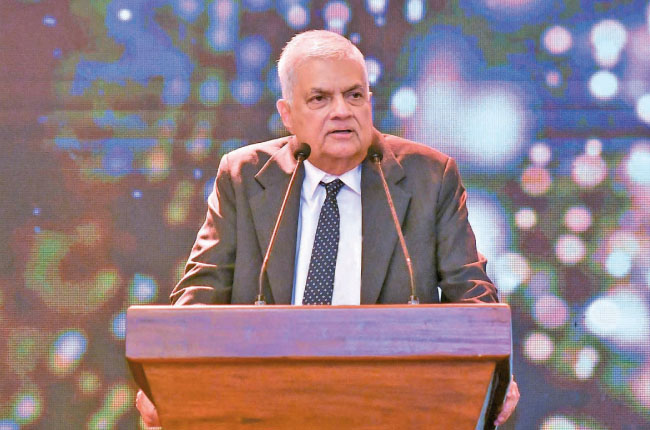 තීරණාත්මක අවස්ථා ගණනාවකදී විජයදාස රට වෙනුවෙන් මා සමඟ සිටියා ඇමැති ආචාර්ය විජයදාස රාජපක්ෂගේ නීතිඥ දිවියේ හතළිස් වස් සැමරුමේදී ජනපති කියයි