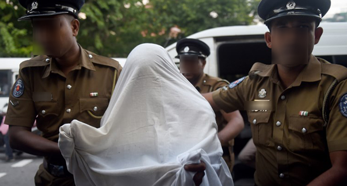 දෙමළ වැසියන් 8 ක් මරා දමන තෙක් බලාගෙන සිටි පොලිසියේ 5ක් දිවි ඇති තෙක් හිරේ..