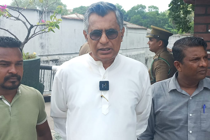නිකරුණේ මිනිස්සු හිරේට ගාල් නොකර මත්ද්රව්ය නිවාරණයට වැඩ කරන්නයි චම්පික ඉල්ලයි…
