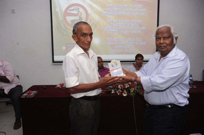 වසර 14කට පසු පොලිසියේ පහර කෑමට ලක් වූ විශ්‍රාමික ගුරුවරයාට යුක්තිය ඉටු වෙයි…! වන්දිය ලක්ෂ දෙකහමාරක්.