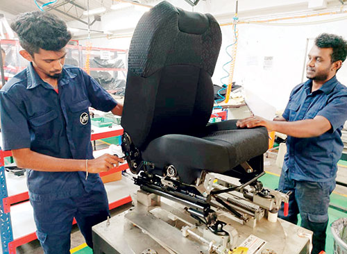 පෞද්ගලික අංශයේ ආයෝජන සමඟ ලෝප්‍රකට වාහන සන්නාම රාජ්‍ය අනුග්‍රහයෙන් ශ්‍රි ලංකාවේ එකලස් කෙරේ.