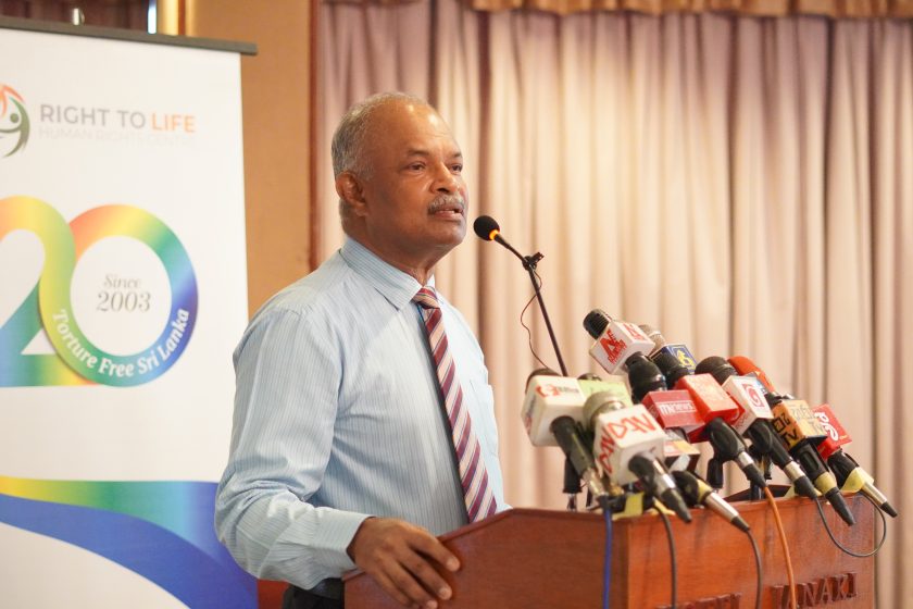 බිල් ක්ලින්ටන්ව ප්රශ්න කරේ සාජන් කෙනෙක්!