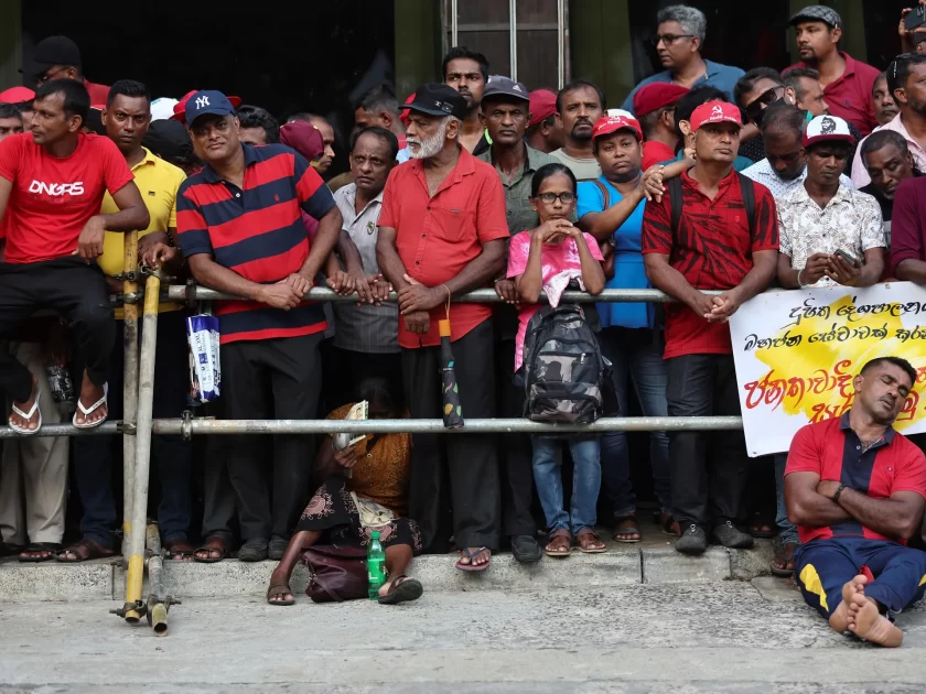 මෙදා වැරදුණොත් කළ යුත්තේ ජාතිය වැටුණු වළට පස් දැමීම පමණි!