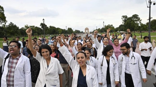 India again takes to the streets against the killing of the doctor