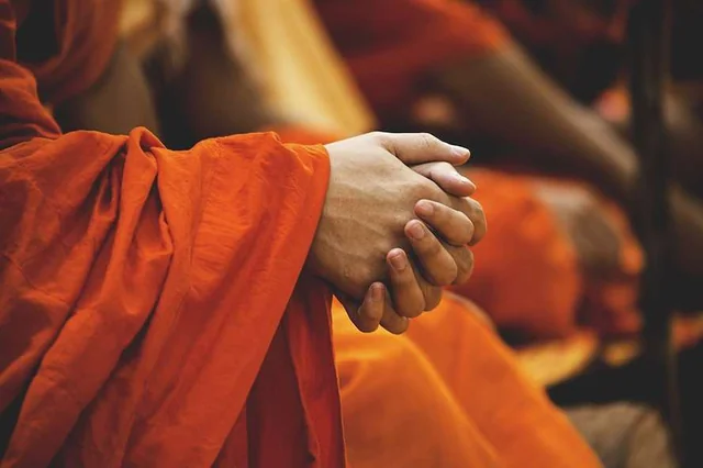 විදුහල්පති හිමිනම අට හැවිරිදි දැරියව අපයෝජනයට ලක් කරළා.