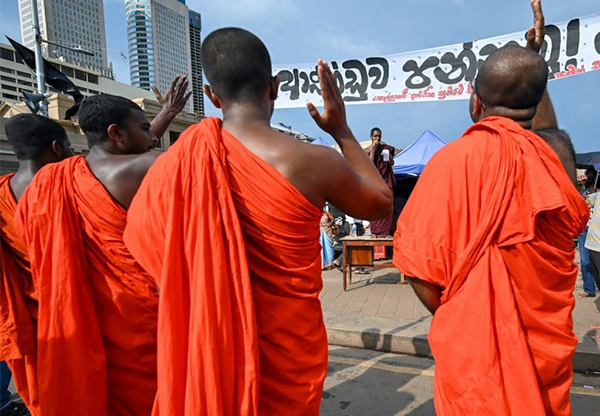 සිංහල බෞද්ධ රාජ්යය සහරාන් අතහැර සිංහල බෞද්ධයන් පසුපස එළවීම – අජිත් පැරකුම් ජයසිංහ
