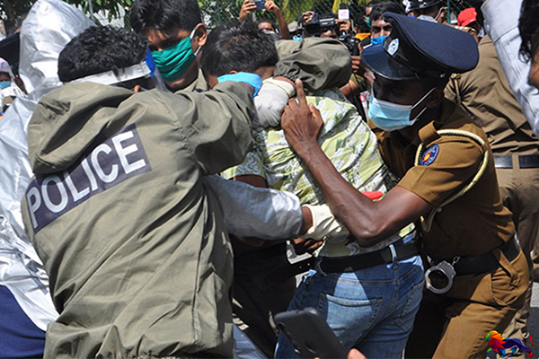 හැඳුනුම්පත නැතිව එළියට බැස්සොත් අත්අඩංගුවට ගන්න පුළුවන් ද?