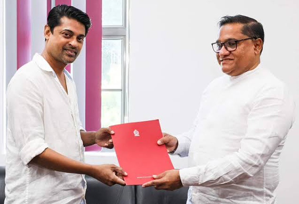 සෙනේෂ් දිසානායක රූපවාහිනි මුල් පුටුව අත්හැරියේ ඇයි?