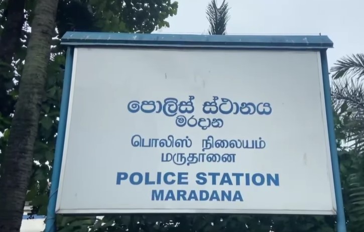 පාරේ සිටියදී ඇල්ලූ කත මරදාන පොලිස් කූඩුවේදී එල්ලී මැරේ