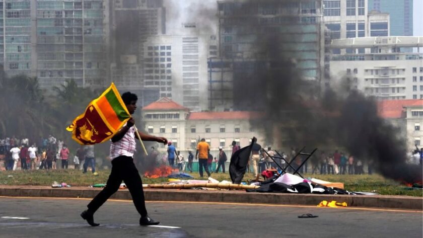 පාරෙන් ඉවත්වෙන්න…