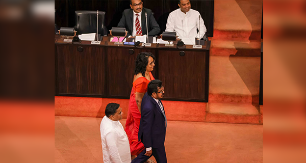 ආණ්ඩුවට සදාචාරාත්මක උස්බව අහිමිකරන ව්‍යාජ උපාධි හුටපටය!