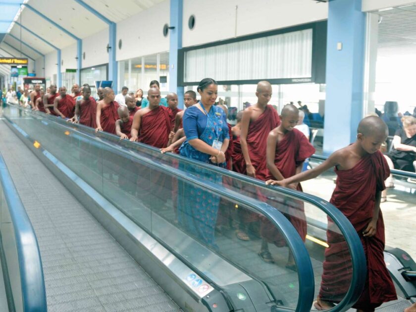 භික්ෂුවක් විදෙස්ගත වීමකදී මහා නා හිමිවරුන්ගෙන් ලිඛිත අවසරය ලබා ගැනීමේ නීතිය යළි ක්‍රියාත්මක කරන ලෙස ඉල්ලීම්