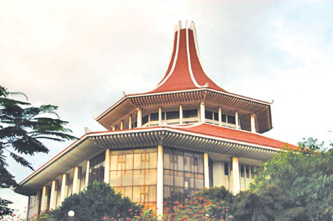 පේරාදෙණිය විශ්ව විද්‍යාලයේ වෛද්‍යවරියකට ලිංගික හිරිහැර කළ මහාචාර්යවරයාට අධ්‍යාපන ආයතනවල තනතුරු තහනම් කෙරේ!