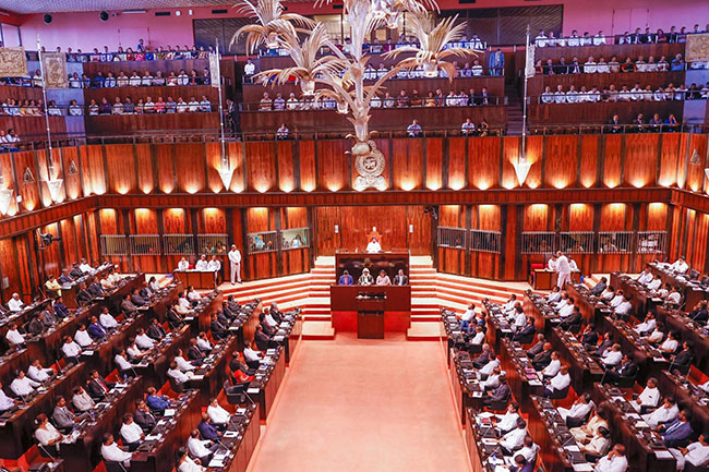 පක්ෂ මාරුවන මන්ත්රීවරුන්ගේ මන්ත්රී ධුර අහෝසි කිරීමේ පනතක් ඉක්මනින්!
